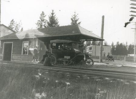 Edmonds Station circa 1912. Item 001-014, from the Burnaby Historical Society Community Archives Collection, courtesy of the <a href=http://www.heritageburnaby.com>City of Burnaby Archives</a>.