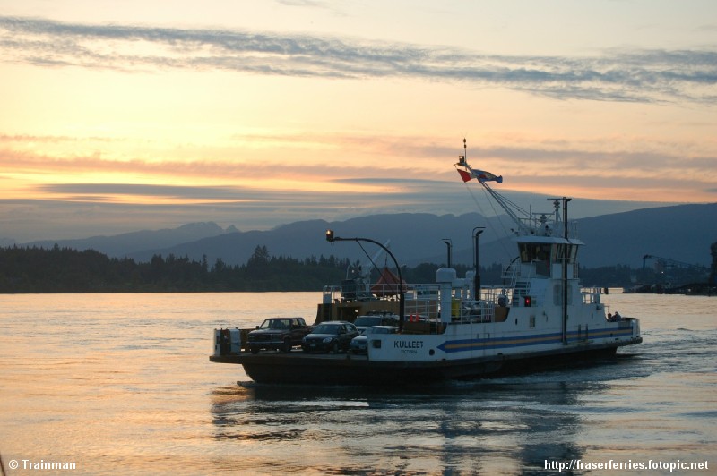 Albion Ferry's MV Kulleet sails during a lovely fall sunset. Photo by <a href=http://fraserferries.fotopic.net/>Duane Cooke</a>.