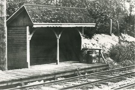 Leeside Station on the Central Park Line in 1921. Item 204-544 from the Mayor’s Office fonds, courtesy of the <a href=http://www.heritageburnaby.com>City of Burnaby Archives</a>.