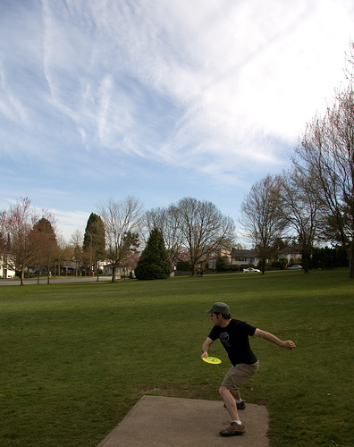 Disc golf in Queen E Park! Photo by <a href=http://www.flickr.com/photos/gpeacock/2410376781/>GPeacock</a>.