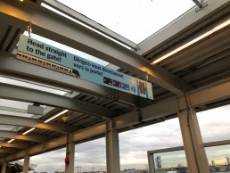 New bilingual signs at the YVR–Airport Station letting customers they can head straight for the faregates if they have a contactless Visa, Mastercard or American Express credit card.