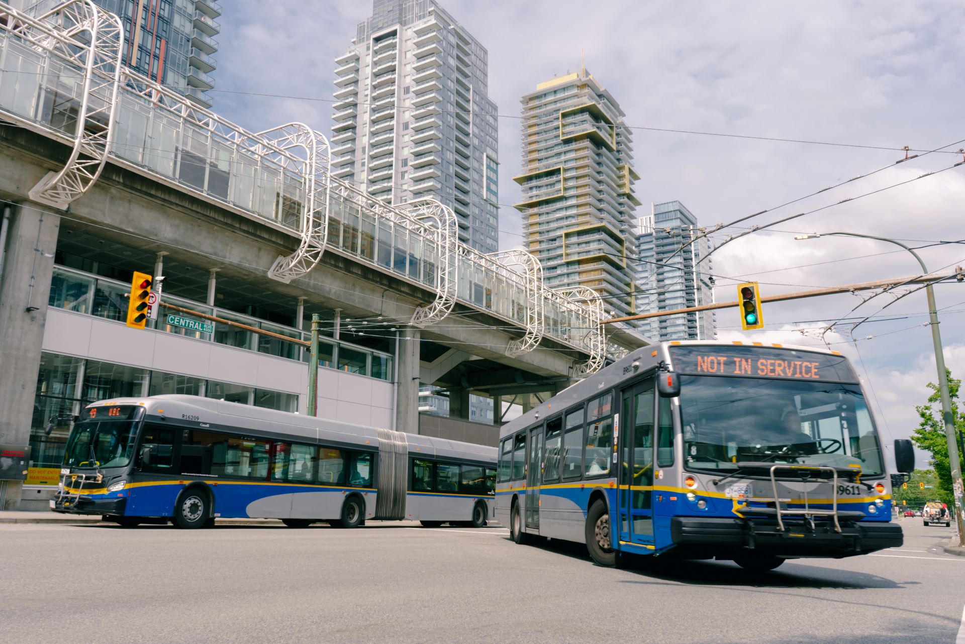 Bus turning into the bus loop at Metrotown Station