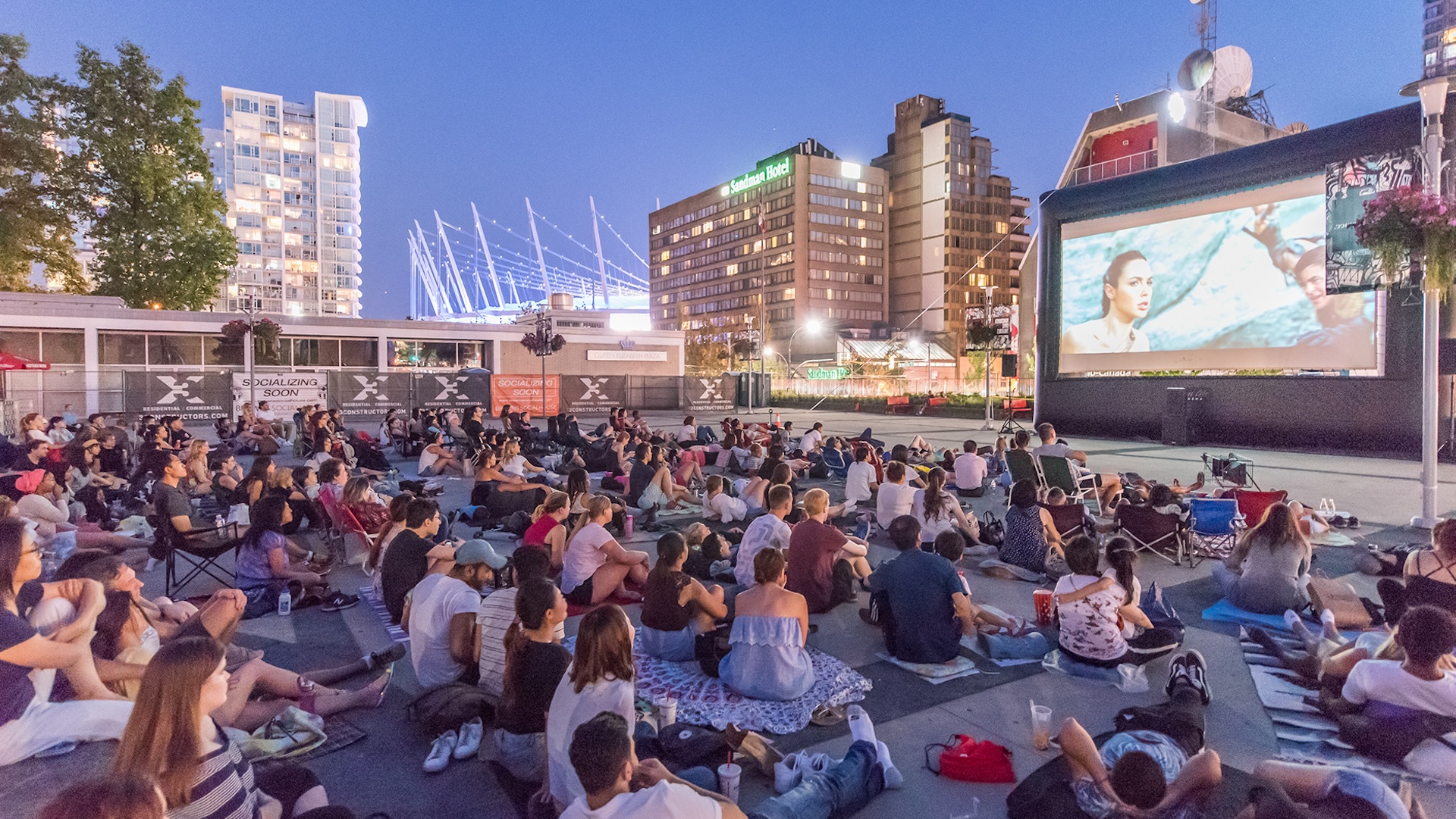 A crowd watching an outdoor movie at Summer on šxʷƛ̓exən Xwtl’a7shn