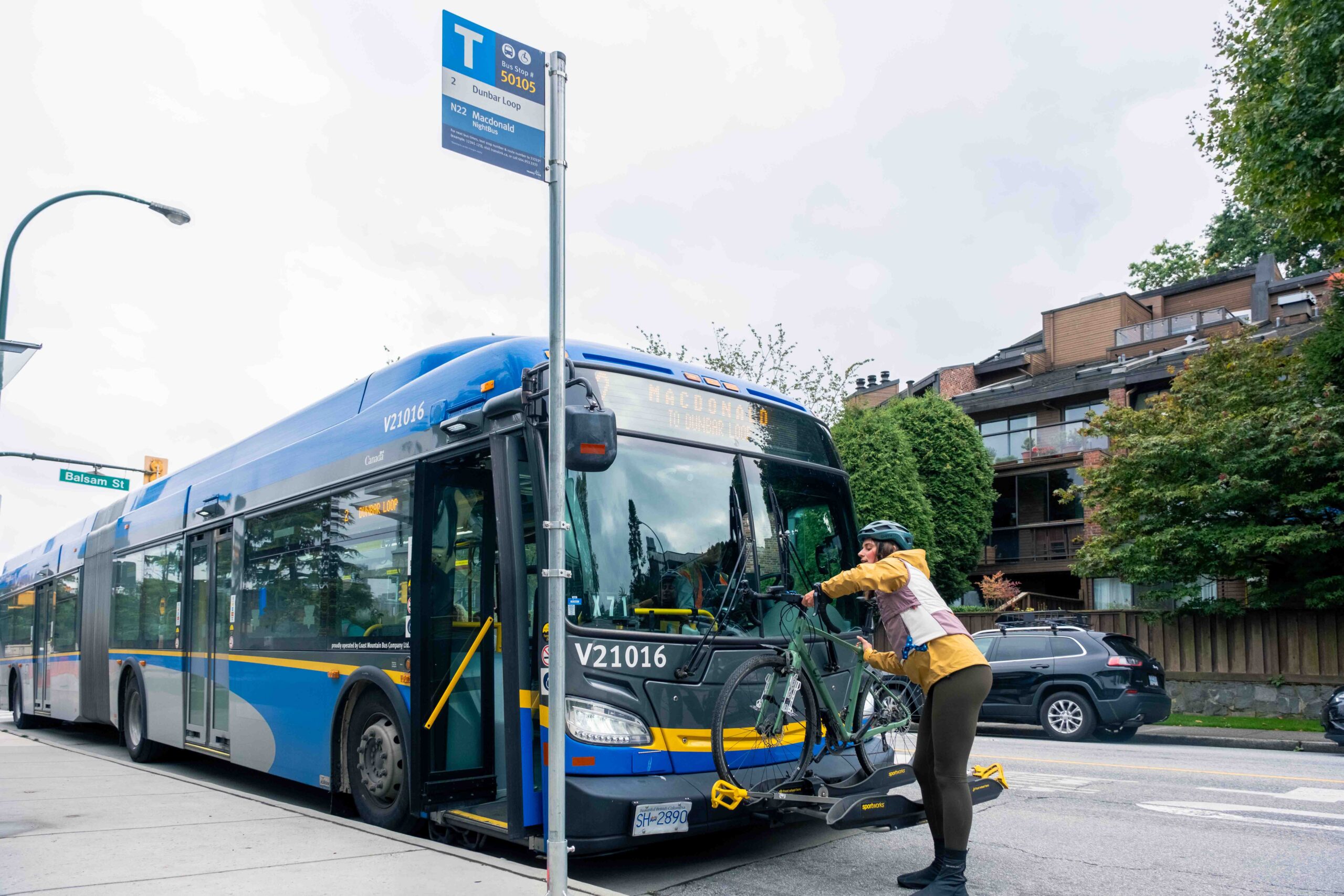 Cyclist takes off the bike on the bus