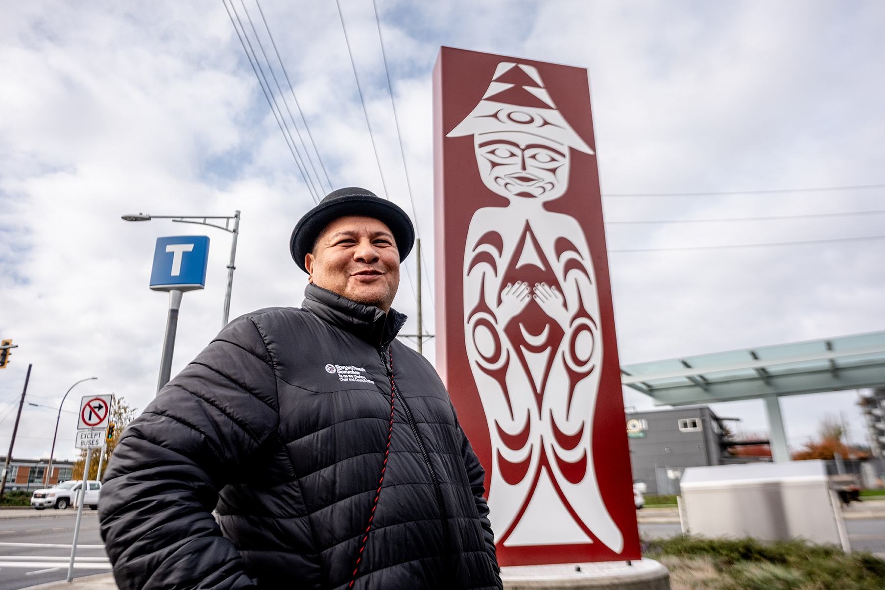 Ray Natraoro stand in front of his artwork titled 'smenalh'